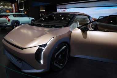 Los Angeles, Kaliforniya 17 Kasım 2023 New Kia EV4 Concept Car 2023 Los Angeles Oto Fuarı. Los Angeles Otomobil Fuarı Kuzey Amerika 'daki en büyük otomobil fuarlarından biridir.