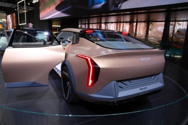 Los Angeles, Kaliforniya 17 Kasım 2023 New Kia EV4 Concept Car 2023 Los Angeles Oto Fuarı. Los Angeles Otomobil Fuarı Kuzey Amerika 'daki en büyük otomobil fuarlarından biridir.