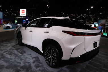 Los Angeles, Kaliforniya 17 Kasım 2023: LEXUS RZ450e Direct4 2023 Los Angeles Otomobil Fuarı. Los Angeles Otomobil Fuarı Kuzey Amerika 'daki en büyük otomobil fuarlarından biridir.