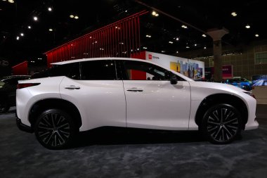 Los Angeles, Kaliforniya 17 Kasım 2023: LEXUS RZ450e Direct4 2023 Los Angeles Otomobil Fuarı. Los Angeles Otomobil Fuarı Kuzey Amerika 'daki en büyük otomobil fuarlarından biridir.