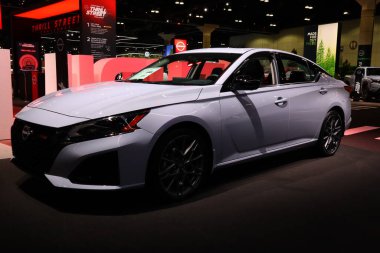 Los Angeles, Kaliforniya 17 Kasım 2023: NISSAN ALTIMA SR 2023 Los Angeles Otomobil Fuarı. Los Angeles Otomobil Fuarı Kuzey Amerika 'daki en büyük otomobil fuarlarından biridir.