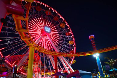 Santa Monica, Los Angeles, Kaliforniya 5 Ekim 2023, gece Santa Monica Pasifik Parkı manzarası. Pasifik Parkı, Santa Monica İskelesi 'nde bulunan bir okyanus manzaralı lunapark.