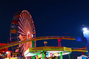 Santa Monica, Los Angeles, Kaliforniya 5 Ekim 2023, gece Santa Monica Pasifik Parkı manzarası. Pasifik Parkı, Santa Monica İskelesi 'nde bulunan bir okyanus manzaralı lunapark.