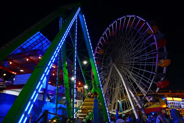 Santa Monica, Los Angeles, Kaliforniya 5 Ekim 2023, gece Santa Monica Pasifik Parkı manzarası. Pasifik Parkı, Santa Monica İskelesi 'nde bulunan bir okyanus manzaralı lunapark.