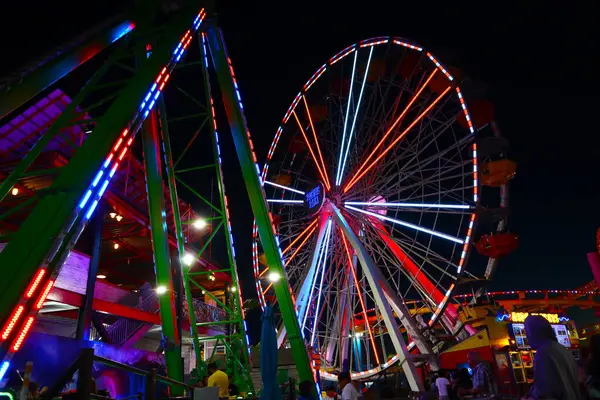 Santa Monica, Los Angeles, Kaliforniya 5 Ekim 2023, gece Santa Monica Pasifik Parkı manzarası. Pasifik Parkı, Santa Monica İskelesi 'nde bulunan bir okyanus manzaralı lunapark.