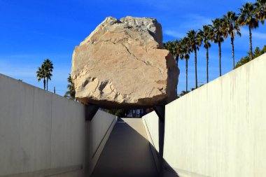 Los Angeles, Kaliforniya 10 Aralık 2023: Halk Sanatları Kitlesi, Los Angeles İlçe Sanat Müzesi 'nde Michael Heizer' in bir heykeli.