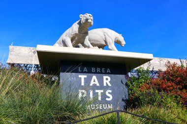 Los Angeles, Kaliforniya 10 Aralık 2023: LA BREA TAR PITS and Museum, 5801 Wilshire Bulvarı, Los Angeles 'taki dünyanın en ünlü fosil kazı alanlarından biri.