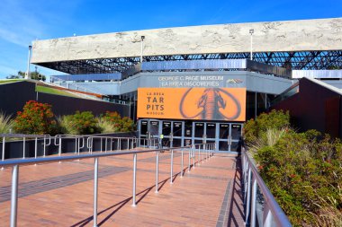 Los Angeles, Kaliforniya 10 Aralık 2023: LA BREA TAR PITS and Museum, 5801 Wilshire Bulvarı, Los Angeles 'taki dünyanın en ünlü fosil kazı alanlarından biri.