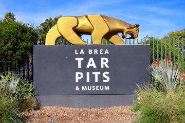 Los Angeles, Kaliforniya 10 Aralık 2023: LA BREA TAR PITS and Museum, 5801 Wilshire Bulvarı, Los Angeles 'taki dünyanın en ünlü fosil kazı alanlarından biri.