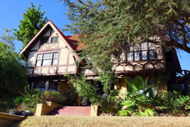 Los Angeles, Kaliforniya 20 Kasım 2023: 1353 Alvarado Terrace 'da Raphael House, 1903 yılında inşa edildi. Los Angeles Tarihi Kültür Anıtı olarak belirlendi