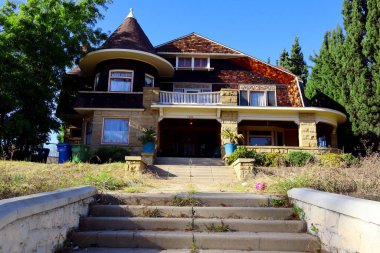 Los Angeles, Kaliforniya 20 Kasım 2023: 1333 Alvarado Terrace 'da Gilbert Evi, 1903' te Viktorya dönemi, Shingle ve Craftsman tarzında inşa edildi. Los Angeles Tarihi Kültür Anıtı olarak belirlendi