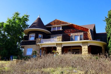 Los Angeles, Kaliforniya 20 Kasım 2023: 1333 Alvarado Terrace 'da Gilbert Evi, 1903' te Viktorya dönemi, Shingle ve Craftsman tarzında inşa edildi. Los Angeles Tarihi Kültür Anıtı olarak belirlendi