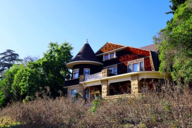 Los Angeles, Kaliforniya 20 Kasım 2023: 1333 Alvarado Terrace 'da Gilbert Evi, 1903' te Viktorya dönemi, Shingle ve Craftsman tarzında inşa edildi. Los Angeles Tarihi Kültür Anıtı olarak belirlendi