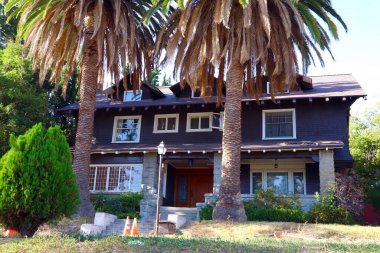 Los Angeles, Kaliforniya 20 Kasım 2023: 1325 Alvarado Terrace 'da Cohn House, 1902' de bir zanaatkar ve Shingle tarzında inşa edildi. Los Angeles Tarihi Kültür Anıtı olarak belirlendi