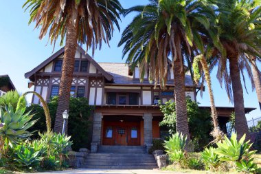 Los Angeles, Kaliforniya 20 Kasım 2023: 1317 Alvarado Terrace 'daki Boyle-Barmore Evi, 1905 yılında Los Angeles Tarihi-Kültür Anıtı olarak tanımlanan Tudor' dan esinlenerek inşa edilmiştir.