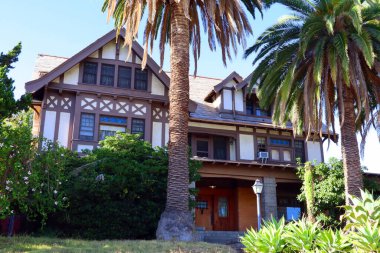 Los Angeles, Kaliforniya 20 Kasım 2023: 1317 Alvarado Terrace 'daki Boyle-Barmore Evi, 1905 yılında Los Angeles Tarihi-Kültür Anıtı olarak tanımlanan Tudor' dan esinlenerek inşa edilmiştir.