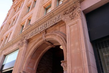 Los Angeles, Kaliforniya 20 Kasım 2023: Bradbury Binası, 1893 'te Los Angeles, 304 Güney Broadway' de inşa edilen tarihi sanat deco binası.