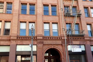 Los Angeles, Kaliforniya 20 Kasım 2023: Bradbury Binası, 1893 'te Los Angeles, 304 Güney Broadway' de inşa edilen tarihi sanat deco binası.