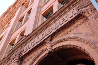 Los Angeles, Kaliforniya 20 Kasım 2023: Bradbury Binası, 1893 'te Los Angeles, 304 Güney Broadway' de inşa edilen tarihi sanat deco binası.