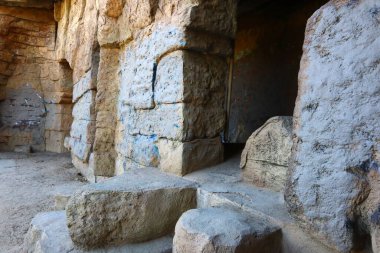 Los Angeles, Kaliforniya 1 Kasım 2023 Eski Terk Edilmiş Los Angeles Hayvanat Bahçesi Griffith Park 'ta yer almaktadır. Grafiti ile lekelenmiş mağara manzarası