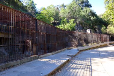 Los Angeles, California: Eski Terk Edilmiş Los Angeles Hayvanat Bahçesi Griffith Park 'ta yer alıyor. Kafeslerin Görünümü