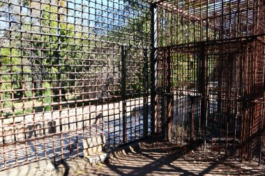 Los Angeles, California: Eski Terk Edilmiş Los Angeles Hayvanat Bahçesi Griffith Park 'ta yer alıyor. Kafeslerin Görünümü