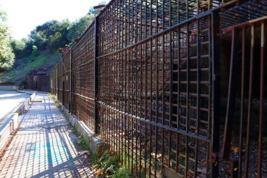 Los Angeles, California: Eski Terk Edilmiş Los Angeles Hayvanat Bahçesi Griffith Park 'ta yer alıyor. Kafeslerin Görünümü