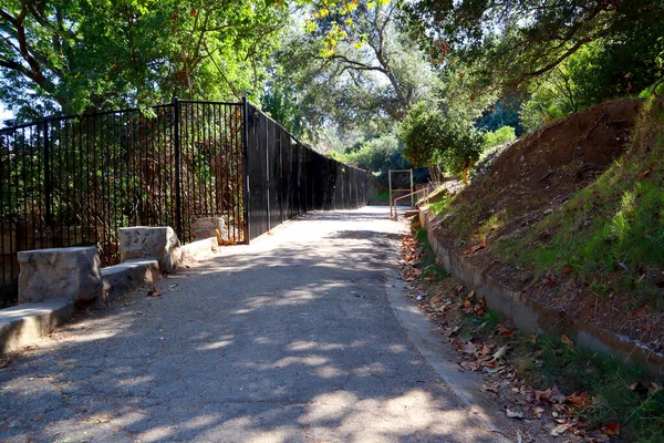 Los Angeles, California: Eski Terk Edilmiş Los Angeles Hayvanat Bahçesi Griffith Park 'ta yer alıyor. Kafeslerin Görünümü