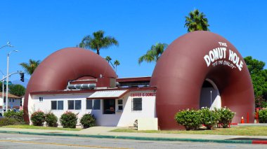La Puente (Los Angeles), Kaliforniya 14 Ekim 2023: The DONUT Hole, müşterilerin siparişlerini vermek için arabayla geçtikleri iki dev çörek. 15300 Amar Bulvarı, La Puente, Los Angeles 'ta.