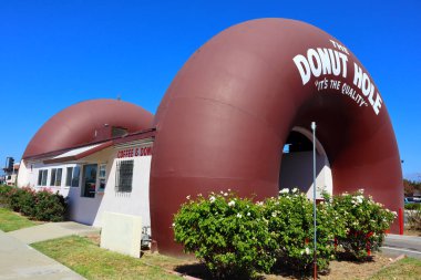 La Puente (Los Angeles), Kaliforniya 14 Ekim 2023: The DONUT Hole, müşterilerin siparişlerini vermek için arabayla geçtikleri iki dev çörek. 15300 Amar Bulvarı, La Puente, Los Angeles 'ta.