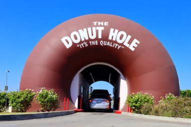 La Puente (Los Angeles), Kaliforniya 14 Ekim 2023: The DONUT Hole, müşterilerin siparişlerini vermek için arabayla geçtikleri iki dev çörek. 15300 Amar Bulvarı, La Puente, Los Angeles 'ta.