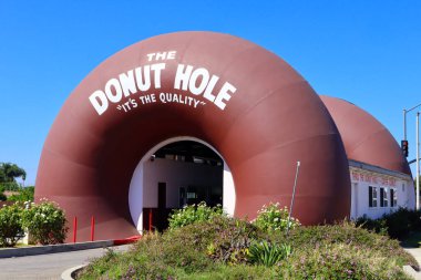 La Puente (Los Angeles), Kaliforniya 14 Ekim 2023: The DONUT Hole, müşterilerin siparişlerini vermek için arabayla geçtikleri iki dev çörek. 15300 Amar Bulvarı, La Puente, Los Angeles 'ta.