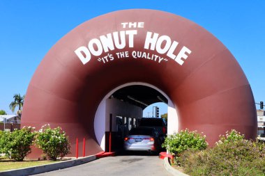 La Puente (Los Angeles), Kaliforniya 14 Ekim 2023: The DONUT Hole, müşterilerin siparişlerini vermek için arabayla geçtikleri iki dev çörek. 15300 Amar Bulvarı, La Puente, Los Angeles 'ta.