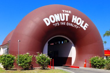 La Puente (Los Angeles), Kaliforniya 14 Ekim 2023: The DONUT Hole, müşterilerin siparişlerini vermek için arabayla geçtikleri iki dev çörek. 15300 Amar Bulvarı, La Puente, Los Angeles 'ta.
