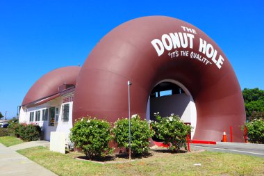 La Puente (Los Angeles), Kaliforniya 14 Ekim 2023: The DONUT Hole, müşterilerin siparişlerini vermek için arabayla geçtikleri iki dev çörek. 15300 Amar Bulvarı, La Puente, Los Angeles 'ta.