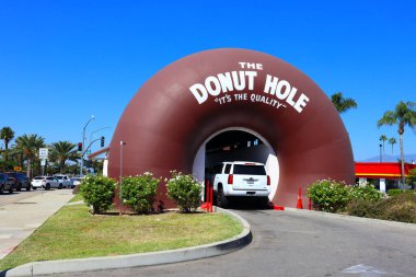 La Puente (Los Angeles), Kaliforniya 14 Ekim 2023: The DONUT Hole, müşterilerin siparişlerini vermek için arabayla geçtikleri iki dev çörek. 15300 Amar Bulvarı, La Puente, Los Angeles 'ta.