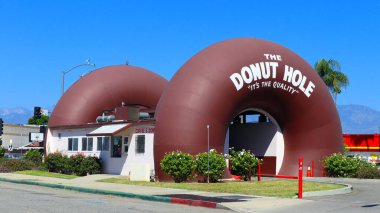 La Puente (Los Angeles), Kaliforniya 14 Ekim 2023: The DONUT Hole, müşterilerin siparişlerini vermek için arabayla geçtikleri iki dev çörek. 15300 Amar Bulvarı, La Puente, Los Angeles 'ta.