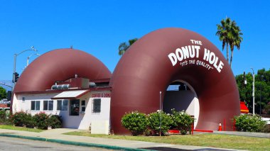 La Puente (Los Angeles), Kaliforniya 14 Ekim 2023: The DONUT Hole, müşterilerin siparişlerini vermek için arabayla geçtikleri iki dev çörek. 15300 Amar Bulvarı, La Puente, Los Angeles 'ta.