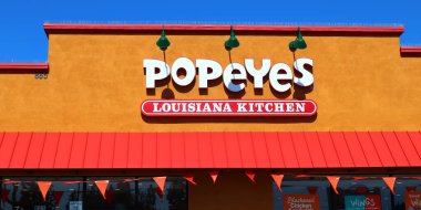 La Puente (Los Angeles), Kaliforniya 14 Ekim 2023: POPEYES Louisiana Kitchen, Amerikan çok uluslu kızarmış tavuk fast food restoranları zinciri