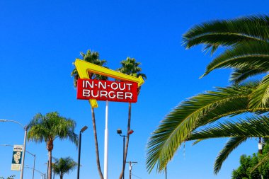 La Puente (Los Angeles), Kaliforniya 14 Ekim 2023: In-N-Out Burger tabelası. Öncelikli olarak Güneybatı ve Pasifik Sahili 'nde konumları olan Amerikan Fast Food Restoranlar zinciri.