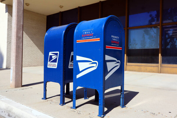 Лос-Анджелес, штат Калифорния, 14 октября 2023 года: почтовая служба США USPS, почтовые ящики