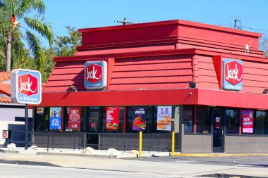 Los Angeles, California 30 Ekim 2023: 6537 Whittier Bulvarı, Doğu Los Angeles 'taki John' s Burgers fast food restoranı.