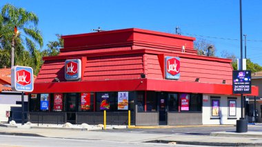 Los Angeles, California 30 Ekim 2023: 6537 Whittier Bulvarı, Doğu Los Angeles 'taki John' s Burgers fast food restoranı.