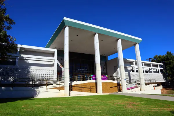 Montebello, California 30 Ekim 2023: Montebello Bölgesel Kütüphanesi 1550 W Beverly Bulvarı, Montebello Los Angeles