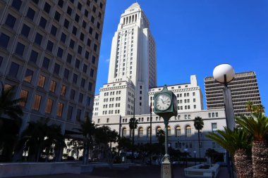 Los Angeles, Kaliforniya 10 Ekim 2023: Temple Caddesi ve Los Angeles Caddesi 'nden Los Angeles Belediye Binası manzarası