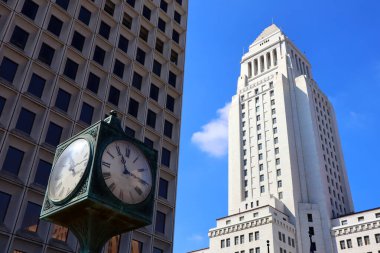 Los Angeles, Kaliforniya 10 Ekim 2023: Temple Caddesi ve Los Angeles Caddesi 'nden Los Angeles Belediye Binası manzarası