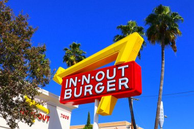 Hollywood (Los Angeles), Kaliforniya - 12 Ekim 2023: In-N-Out Burger tabelası. Öncelikli olarak Güneybatı ve Pasifik Sahili 'nde konumları olan Amerikan Fast Food Restoranlar zinciri.