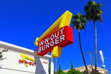 Hollywood (Los Angeles), Kaliforniya - 12 Ekim 2023: In-N-Out Burger tabelası. Öncelikli olarak Güneybatı ve Pasifik Sahili 'nde konumları olan Amerikan Fast Food Restoranlar zinciri.