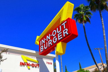 Hollywood (Los Angeles), Kaliforniya - 12 Ekim 2023: In-N-Out Burger tabelası. Öncelikli olarak Güneybatı ve Pasifik Sahili 'nde konumları olan Amerikan Fast Food Restoranlar zinciri.