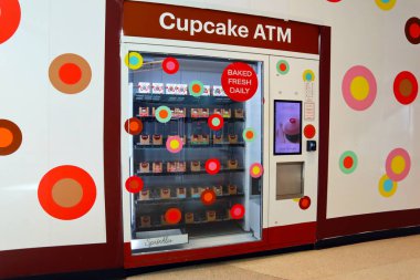 Los Angeles, California - 12 Ekim 2023: Sprinkles Cupcakes ATM Los Angeles, Kaliforniya 'daki Beverly Center alışveriş merkezinde 
